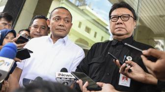 Menteri Dalam Negeri Tjahjo Kumolo (kanan) bersama Kabareskrim Komjen Pol Arief Sulistyanto (kiri) memberikan keterangan kepada wartawan saat mendatangi Bareskrim Polri, Gedung KKP, Jakarta, Kamis (3/1).[ANTARA FOTO/Hafidz Mubarak]