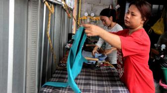 Suasana jasa pencucian pakaian atau "laundry" di Buaran, Jakarta Timur, Kamis (3/1). [Suara.com/Fakhri Hermansyah]