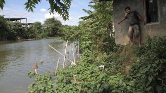 Suasana rumah kontrakan yang ambles di Rawa Panjang, Bekasi, Jawa Barat, Kamis (3/1). [Suara.com/Fakhri Hermansyah]