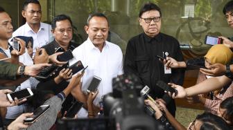 Menteri Dalam Negeri Tjahjo Kumolo (kanan) bersama Kabareskrim Komjen Pol Arief Sulistyanto (kiri) memberikan keterangan kepada wartawan saat mendatangi Bareskrim Polri, Gedung KKP, Jakarta, Kamis (3/1).[ANTARA FOTO/Hafidz Mubarak]