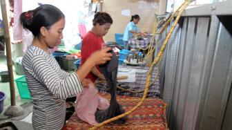 Suasana jasa pencucian pakaian atau "laundry" di Buaran, Jakarta Timur, Kamis (3/1). [Suara.com/Fakhri Hermansyah]