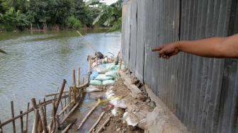 Suasana rumah kontrakan yang ambles di Rawa Panjang, Bekasi, Jawa Barat, Kamis (3/1). [Suara.com/Fakhri Hermansyah]