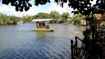 Pengunjung beraktivitas di areal Wisata Konservasi Hutan Bambu di bantaran Kali Bekasi, Bekasi, Jawa Barat, Kamis (3/1). [Suara.com/Fakhri Hermansyah]