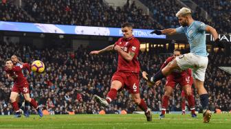 Striker Manchester City Sergio Aguero menembak untuk mencetak gol pembuka pada pertandingan sepak bola Liga Inggris antara Manchester City melawan Liverpool di Etihad Stadium, Manchester, Inggris, Jumat (4/1). [Paul ELLIS / AFP]