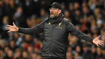 Ekspresi pelatih Liverpool, Jurgen Klopp usai timnya dikalahkan oleh Manchester City di Etihad Stadium, Manchester Inggris, Jumat (4/1). [Oli SCARFF / AFP]