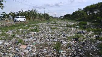 Suasana Kali Pisang Batu yang dipenuhi sampah di desa Pahlawan Setia, Bekasi, Jawa Barat, Jumat (4/1).   [Suara.com/Fakhri Hermansyah]