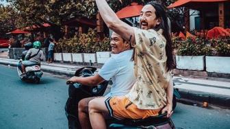 Tak Tahan Macet di Bali, DJ Steve Aoki Pilih Naik Ojol