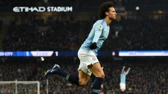 Gelandang Manchester City Leroy Sane merayakan golnya  setelah mencetak gol kedua mereka selama pertandingan sepak bola Liga Inggris antara Manchester City melawan Liverpool di Etihad Stadium, Manchester, Inggris, Jumat (4/1). [Oli SCARFF / AFP]