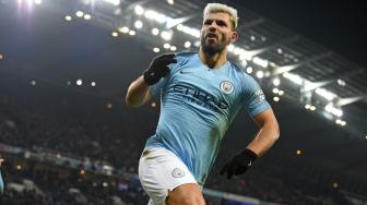 Striker Manchester City Sergio Aguero merayakan golnya setelah mencetak gol pembuka pada pertandingan sepak bola Liga Premier Inggris antara Manchester City melawan Liverpool di Etihad Stadium, Manchester, Inggris, Jumat (4/1).
[Paul ELLIS / AFP]
