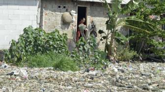 Suasana Kali Pisang Batu yang dipenuhi sampah di desa Pahlawan Setia, Bekasi, Jawa Barat, Jumat (4/1).   [Suara.com/Fakhri Hermansyah]