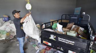 Suasana Bank Sampah The Gade Celan And Gold di Bekasi, Jawa Barat, Sabtu (5/1).  [Suara.com/Fakhri Hermansyah]