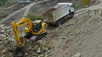 Pekerja melakukan aktivitas di lokasi proyek pembangunan Waduk Bendo di Desa Ngindeng, Sawoo, Ponorogo, Jawa Timur, Jumat (4/1). [ANTARA FOTO/Siswowidodo]