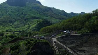 Pekerja melakukan aktivitas di lokasi proyek pembangunan Waduk Bendo di Desa Ngindeng, Sawoo, Ponorogo, Jawa Timur, Jumat (4/1). [ANTARA FOTO/Siswowidodo]