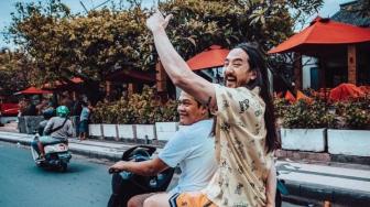 Steve Aoki Ketagihan Naik Gojek  Saat Liburan di Bali