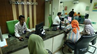 Petugas melayani calon pasien di RSUD Jati Padang, Jakarta, Senin (7/1). [Suara.com/Muhaimin A Untung]