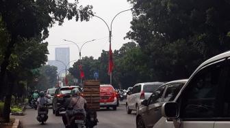 Deretan Bendera PDIP Terpasang di Tiang Listrik, Walkot Jaksel: Nggak Boleh