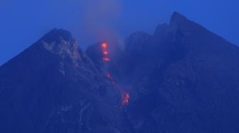 Lava pijar Gunung Merapi terlihat dari Balerante, Kemalang, Klaten, Jawa Tengah, Senin (7/1) pagi. ANTARA FOTO/Aloysius Jarot Nugroho