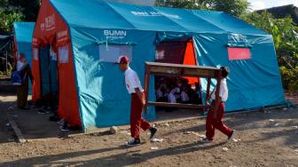 Melihat Hari Pertama Siswa Sekolah Pasca Tsunami di Lampung