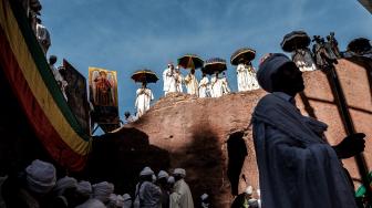 Umat Kristen Ortodoks Ethiopia menghadiri perayaan Natal di Gereja Saint Mary di Lalibela, Ethiopia, Afrika, Senin (7/1). [AFP/EDUARDO SOTERAS]