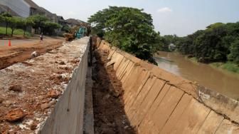 Perbaikan Tanggul Rusak di Sungai Bekasi