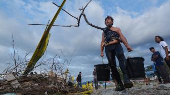 Seniman asal Jepang Daisuke Takeya melakukan pertunjukan bertajuk "Yellow Memories" di Pantai Talise, Teluk Palu, Sulawesi Tengah, Senin (7/1).  [ANTARA FOTO/Basri Marzuki]