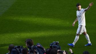 Pemain baru Real Madrid, Brahim Diaz saat diperkenalkan di Stadion Santiago Barnabeu, Madrid, Spanyol, Senin (7/1).[AFP/GABRIEL BOUYS]