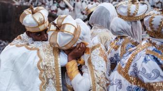 Umat Kristen Ortodoks Ethiopia menghadiri perayaan Natal di Gereja Saint Mary di Lalibela, Ethiopia, Afrika, Senin (7/1). [AFP/EDUARDO SOTERAS]