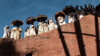 Umat Kristen Ortodoks Ethiopia menghadiri perayaan Natal di Gereja Saint Mary di Lalibela, Ethiopia, Afrika, Senin (7/1). [AFP/EDUARDO SOTERAS]