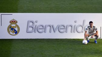 Pemain baru Real Madrid, Brahim Diaz saat diperkenalkan di Stadion Santiago Barnabeu, Madrid, Spanyol, Senin (7/1).[AFP/GABRIEL BOUYS]