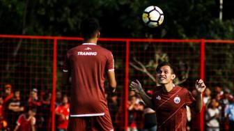 Sejumlah pemain Persija Jakarta menjalani latihan perdana jelang pertiandingan musim 2019 di Lapangan Aldiron, Jakarta, Senin (7/1/). [ANTARA FOTO/Putra Haryo Kurniawan]

