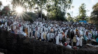 Umat Kristen Ortodoks Ethiopia menghadiri perayaan Natal di Gereja Saint Mary di Lalibela, Ethiopia, Afrika, Senin (7/1). [AFP/EDUARDO SOTERAS]