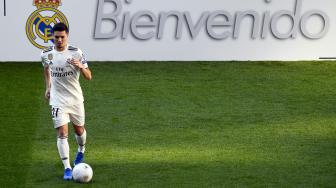 Pemain baru Real Madrid, Brahim Diaz saat diperkenalkan di Stadion Santiago Barnabeu, Madrid, Spanyol, Senin (7/1).[AFP/GABRIEL BOUYS]