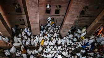 Umat Kristen Ortodoks Ethiopia menghadiri perayaan Natal di Gereja Saint Mary di Lalibela, Ethiopia, Afrika, Senin (7/1). [AFP/EDUARDO SOTERAS]