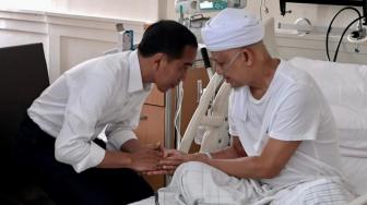 Presiden Joko Widodo menjenguk Ustadz Arifin Ilham di Rumah Sakit Cipto Mangunkusumo, Jakarta Pusat, Rabu (9/1).[Foto: Biro Pers Sekretariat Presiden]
