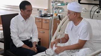 Presiden Joko Widodo menjenguk Ustadz Arifin Ilham di Rumah Sakit Cipto Mangunkusumo, Jakarta Pusat, Rabu (9/1).[Foto: Biro Pers Sekretariat Presiden]
