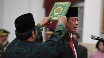 Letjen TNI Doni Monardo (kanan) mengucap sumpah saat dilantik Presiden Joko Widodo sebagai Kepala Badan Nasional Penanggulangan Bencana (BNPB), di Istana Negara, Jakarta, Rabu (9/1). [ANTARA FOTO/Puspa Perwitasari]