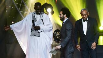 Winger Liverpool, Mohamed Salah saat menerima penghargaan Pemain Terbaik Afrika 2018 di Dakar, Senegal, Afrika, Selasa (8/1). [SEYLLOU/AFP]