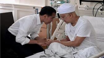 Suasana Jokowi di Ruang Perawatan Ustadz Arifin Ilham Bikin Hati Adem