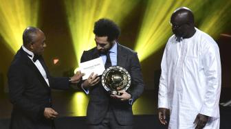 Winger Liverpool, Mohamed Salah saat menerima penghargaan Pemain Terbaik Afrika 2018 di Dakar, Senegal, Afrika, Selasa (8/1). [SEYLLOU/AFP]