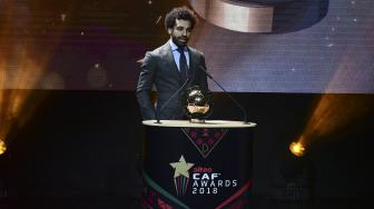 Winger Liverpool, Mohamed Salah saat menerima penghargaan Pemain Terbaik Afrika 2018 di Dakar, Senegal, Afrika, Selasa (8/1). [SEYLLOU/AFP]