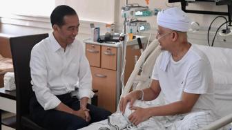 Presiden Joko Widodo menjenguk Ustadz Arifin Ilham di Rumah Sakit Cipto Mangunkusumo, Jakarta Pusat, Rabu (9/1).[Foto: Biro Pers Sekretariat Presiden]
