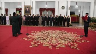 Presiden Joko Widodo melantik Letjen TNI Doni Monardo sebagai Kepala Badan Nasional Penanggulangan Bencana (BNPB), di Istana Negara, Jakarta, Rabu (9/1).[ANTARA FOTO/Puspa Perwitasari]