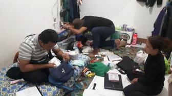 Periksa Kamar Siswi SMK Tewas Ditusuk, Polisi Bawa Buku Diary dan Laptop