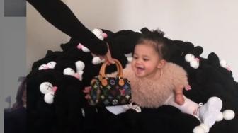 Baru 11 Bulan, Ini Ekspresi Putri Kylie Jenner Dapat Tas Louis Vuitton