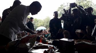 Jokowi Sambangi Gudang Bulog