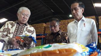 Presiden Joko Widodo bersama Menteri Koordinator bidang Perekonomian Darmin Nasution, Menteri Perdagangan Enggartiasto Lukita serta Direktur Utama Perum Bulog Budi Waseso blusukan ke gudang milik Perusahaan Umum Badan Urusan Logistik ( Bulog), Jakarta Utara, Kamis (10/1). [Suara.com/ Ummi Hadyah Saleh]