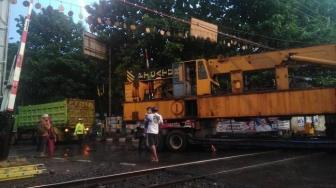 Ada Truk Nyangkut di Perlintasan, Jalur Kereta di Bekasi Alami Gangguan