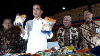 Presiden Joko Widodo bersama Menteri Koordinator bidang Perekonomian Darmin Nasution, Menteri Perdagangan Enggartiasto Lukita serta Direktur Utama Perum Bulog Budi Waseso blusukan ke gudang milik Perusahaan Umum Badan Urusan Logistik ( Bulog), Jakarta Utara, Kamis (10/1). [Suara.com/ Ummi Hadyah Saleh]