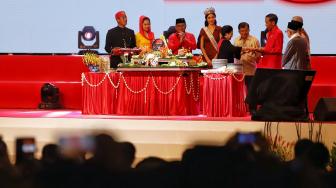 Ketua Umum PDI Perjuangan Megawati Sukarnoputri (tengah) memberikan potongan nasi tumpeng kepada Presiden Joko Widodo (keempat kanan) disaksikan Calon Wakil Presiden Ma'ruf Amin (kanan), mantan Wakil Presiden Hamzah Haz (kedua kanan) dan mantan Wakil Presiden Try Sutrisno (ketiga kanan) dalam peringatan HUT PDI Perjuangan ke-46 di JIExpo Kemayoran, Jakarta, Kamis (10/1). [Suara.com/Muhaimin A Untung]