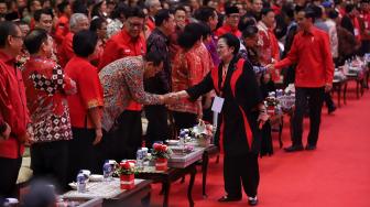 Ketua Umum PDI Perjuangan Megawati Sukarnoputri (kedua kanan) bersama Presiden Joko Widodo (kanan) menyapa tamu dan undangan dalam peringatan HUT PDI Perjuangan ke-46 di JIExpo Kemayoran, Jakarta, Kamis (10/1). [Suara.com/Muhaimin A Untung]